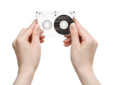 Beyaz arkaplanda ses kaseti olan kadın, yakın plan.