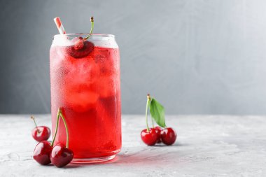 Buzlu vişneli gazoz ve gri desenli masada böğürtlen, yakın plan. Metin için boşluk