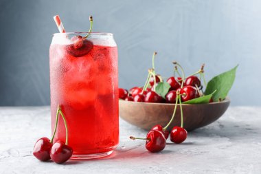 Buzlu vişneli gazoz ve gri desenli masada böğürtlen, yakın plan.