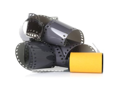 Beyaz üzerine izole edilmiş fotoğraf filmi rulosu