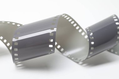 Beyaz arkaplanda fotoğraflı film şeridi