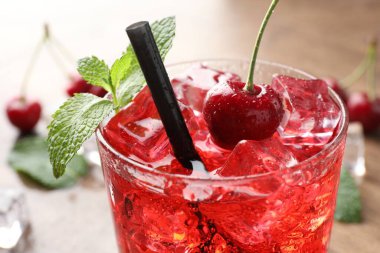 Buzlu vişneli soda, meyveli ve nane şekerli masa, yakın plan.