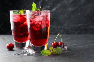 Buzlu vişneli gazoz, böğürtlen ve bardakta nane şekeri, yakın plan. Metin için boşluk