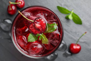 Buzlu vişneli gazoz, böğürtlen ve nane şekeri gri masada, düz yatıyordu.