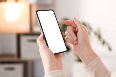 Evde modern akıllı telefon kullanan bir kadın, yakın plan.