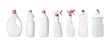 Deterjanlı şişeler beyaza izole edilmiş.