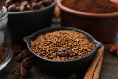 Anında (granulated) kahve, fasulye ve baharatlar ahşap masada, yakın plan