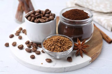 Farklı türde kahve, fasulye ve baharatlar açık dokulu masa, yakın çekim.