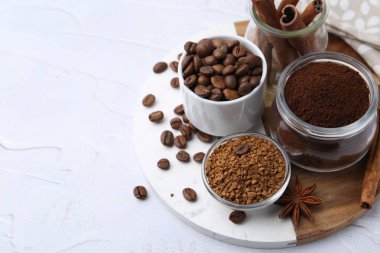 Farklı türde hazır kahve, fasulye ve baharatlar açık dokulu masa, yakın çekim. Metin için boşluk