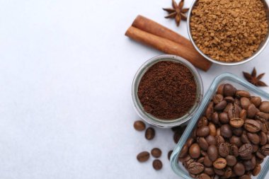 Farklı türde hazır kahve, fasulye ve baharatlar, açık masa, düz yatak. Metin için boşluk