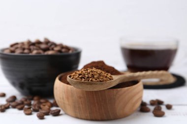 Beyaz masada farklı kahve ve fasulye türleri, yakın plan.