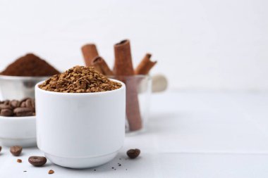 Hazır kahve ve fasulye, açık masa, seçici odaklanma. Metin için boşluk