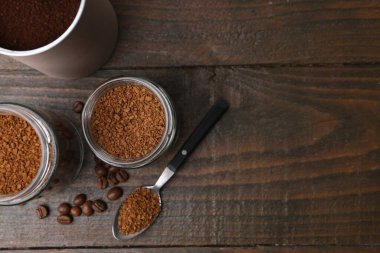 Kavanozlarda hazır kahve, ahşap masada fasulye, düz yatak. Metin için boşluk