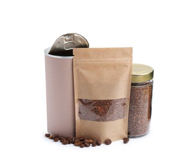 Çanta ve kavanoz dolusu hazır kahve ve beyaz fasulye.