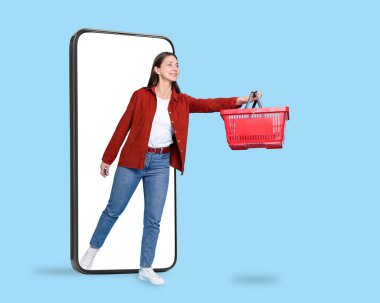 Elinde alışveriş sepeti olan bir kadın açık mavi arka planda cep telefonundan çıkıyor. Çevrimiçi sıralama