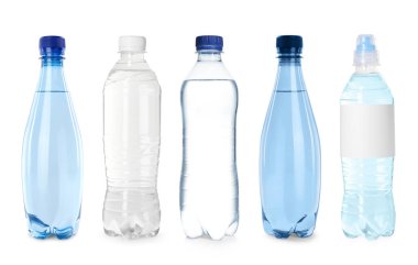 Beyaz arka planda su bulunan plastik şişeler, hazır.