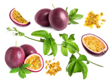 Tutku meyveleri ve yeşil yapraklar beyazlar üzerinde izole edilmiş.