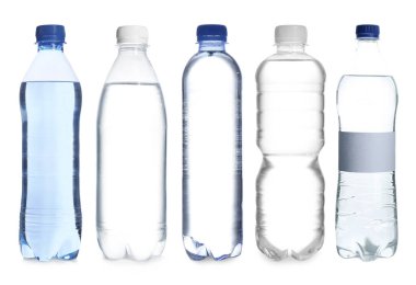 Beyaz arka planda su bulunan plastik şişeler, hazır.