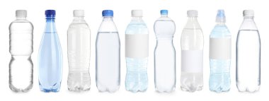 Beyaz arka planda su bulunan plastik şişeler, hazır.