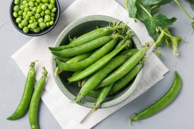 Taze taze taze bezelyeler Gri masada, düz yatıyordu