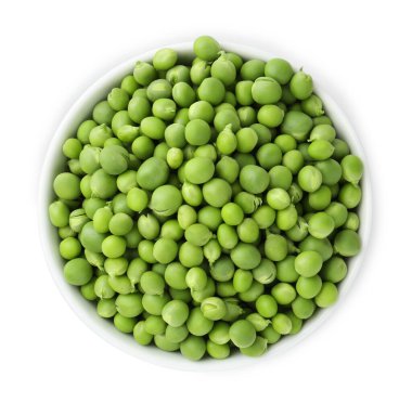 Taze yeşil bezelyeler beyaz kasede izole edilmiş, üst tarafta.