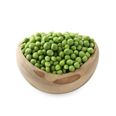 Taze taze bezelyeler beyaz kasede izole edilmiş.