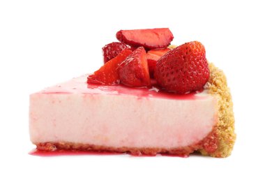 Beyaz üzerine izole edilmiş çilek ve soslu lezzetli bir cheesecake.