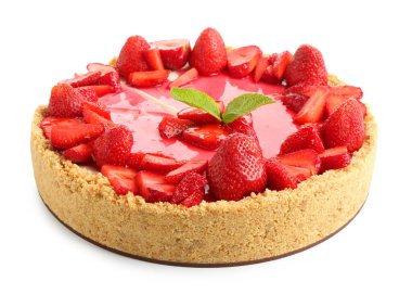 Çilekli lezzetli cheesecake ve beyaz üzerine izole edilmiş nane şekeri