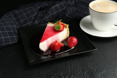 Çilekli, soslu, naneli ve kahveli lezzetli bir cheesecake.