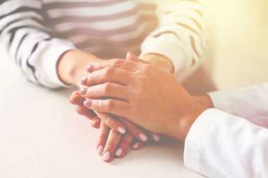 Terapi sırasında müşteriye destek veren psikolog, yakın çekim.