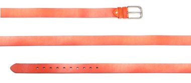 Beyaz arka planda parlak deri kemer, kolaj