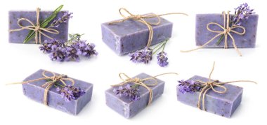 Sabun çubukları ve lavanta çiçekleri beyaz sette izole edilmiş.