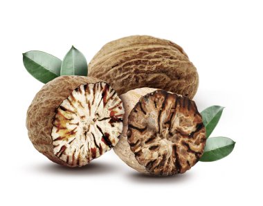 Beyaz arka planda yeşil yapraklı fındık tohumları. Aromatik baharat