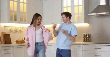 Mutfakta dans eden mutlu genç çift.