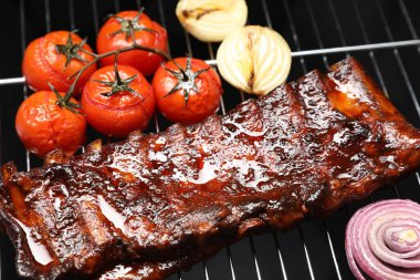 Lezzetli kızarmış domuz pirzolası, domates ve soğanlı ızgara, yakın plan.