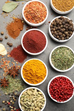 Gri masada farklı aromatik baharatlar var.
