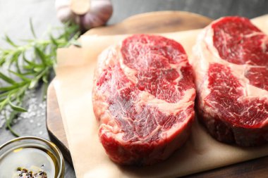 Çiğ et ve baharat parçaları masada, yakın plan.