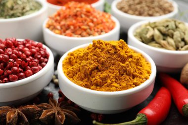 Masada farklı aromatik baharatlar var, yakın plan.