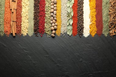 Siyah masada bir sürü farklı baharat var. Metin için boşluk