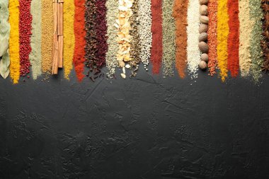 Siyah masada bir sürü farklı baharat var. Metin için boşluk