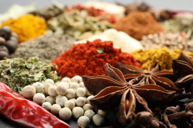 Arkaplan olarak farklı aromatik baharatlar, yakın plan görünüm