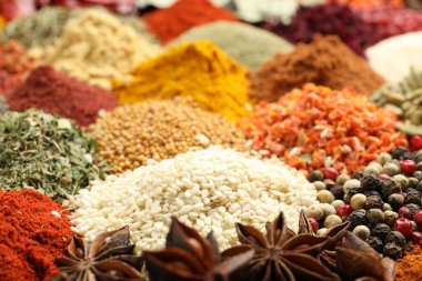 Arkaplan olarak farklı aromatik baharatlar, yakın plan görünüm