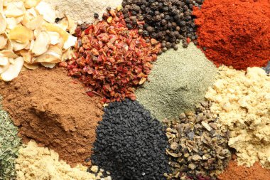 Arka plan olarak birçok farklı baharat, üst görünüm