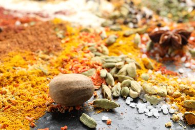 Karanlık masada çok farklı baharatlar var, yakın plan.