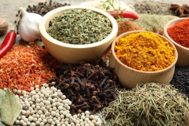 Masada birçok farklı baharat var, yakın plan görünüm