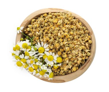 Kuru ve taze papatya çiçekleri kasede, beyaz, üst manzarada izole.