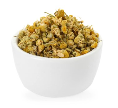 Kuru papatya çiçekleri beyaz kasede izole edilmiş.