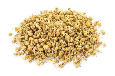 Kuru papatya çiçeği yığını beyazda izole edilmiş.