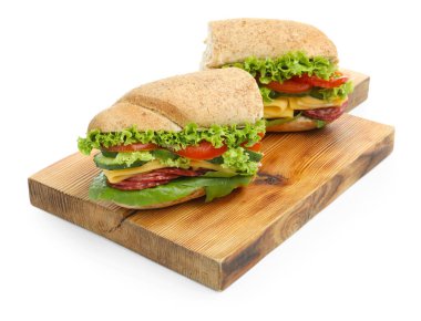 Lezzetli baget sandviç parçaları tütsülenmiş sosis, peynir ve sebzeler beyaz üzerine izole edilmiş.