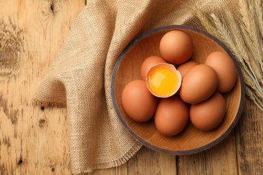 Taze yumurtalar, çiviler ve çuval bezi ahşap masa, düz yatıyordu.